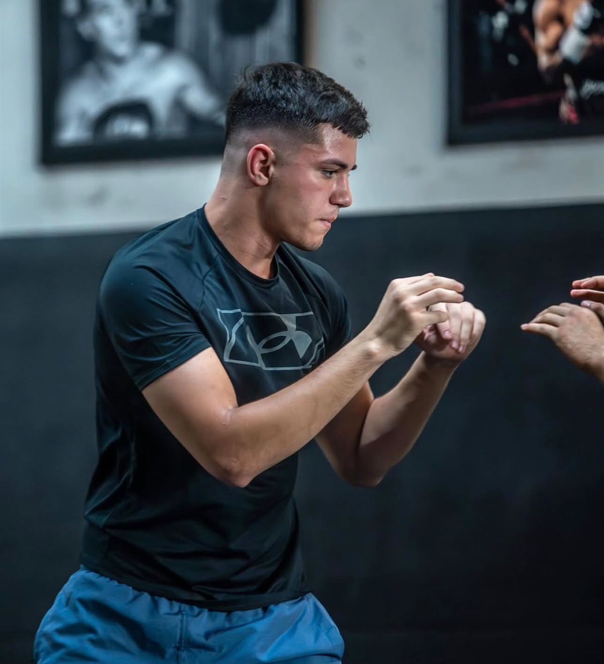 J. Gabriel em posição de guarda durante treino de boxe