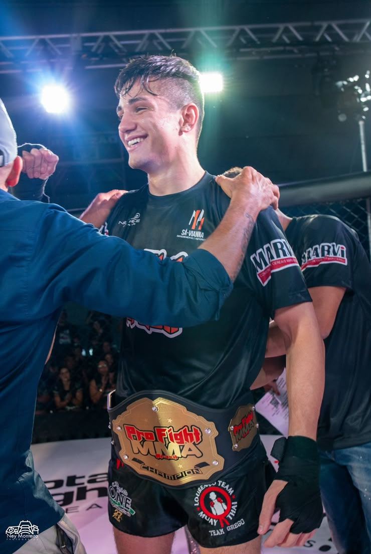 João Gabriel sorrindo com o cinturão de campeão Pro Fight MMA Brasil na cintura