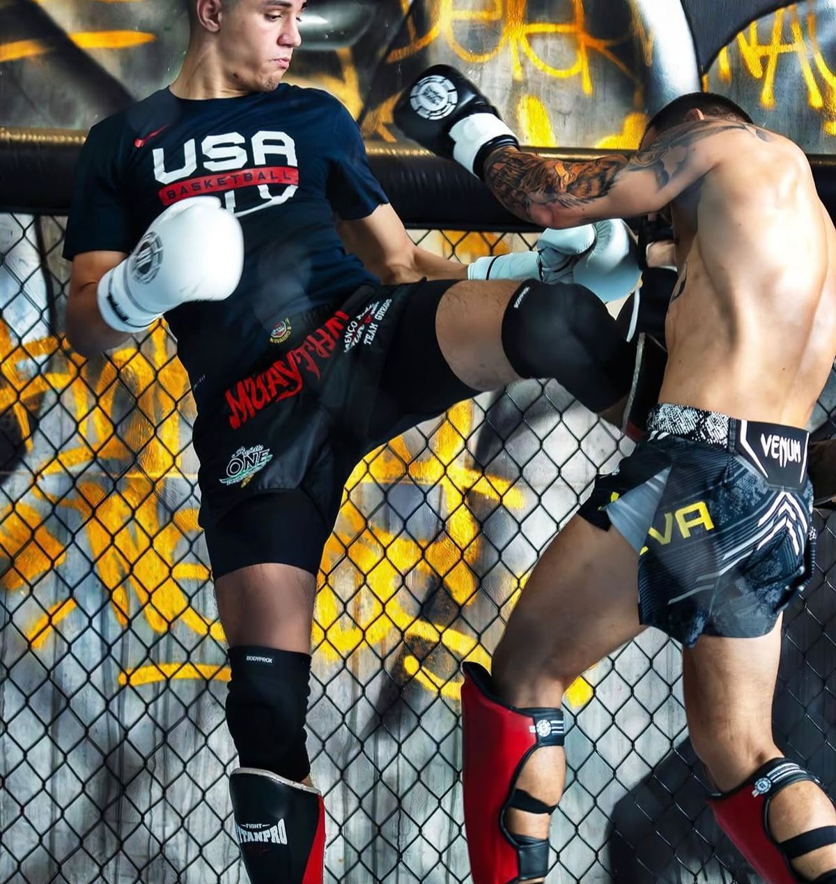 J. Gabriel aplicando chute de Muay Thai em treino no cage